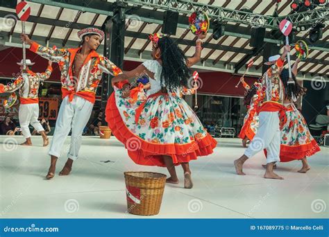  The Jackal Who Learned to Dance: Unveiling Brazilian Folklore in the 21st Century!